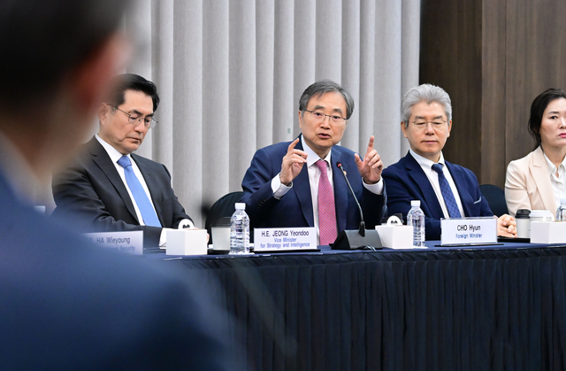 조현 외교부 장관이 14일 서울 종로구 외교부 청사에서 북대서양조약기구(NATO) 상주 30개국 대사단을 만나고 있다. 외교부 제공