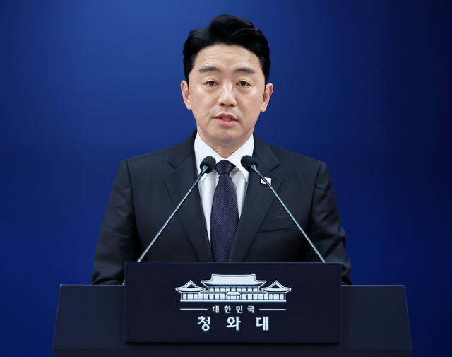 강훈식 비서실장이 15일 청와대 기자회견장에서 전략경제협력 대통령특사 활동 결과 관련 브리핑을 하고 있다. 연합뉴스