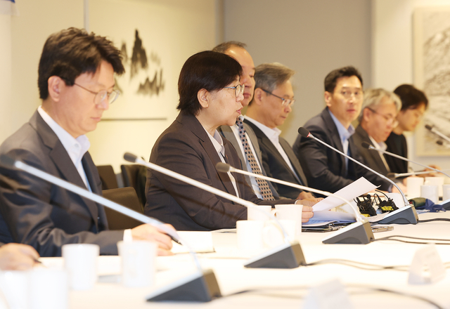정은경 보건복지부 장관이 14일 서울 중구 컨퍼런스하우스 달개비에서 열린 중동전쟁 대응 보건의료 관계기관 회의에서 발언하고 있다. 연합뉴스