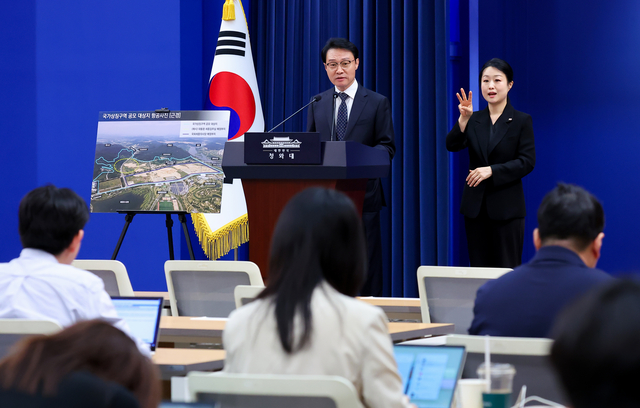 이규연 홍보소통수석이 14일 청와대 춘추관에서 세종 집무실 관련 브리핑을 하고 있다. 청와대는 대통령 세종집무실을 건립하기 위한 부지 조성공사 입찰공고를 15일 실시한다고 밝혔다. 대상부지는 35만㎡이며 사업비는 98억원, 공사기간은 14개월이다. 연합뉴스