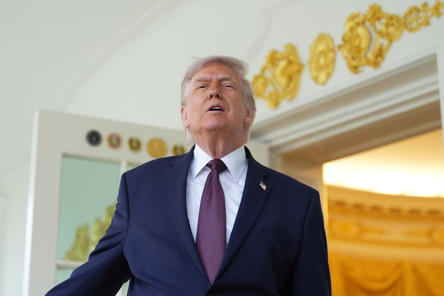 13일 도널드 트럼프 미국 대통령이 백악관 집무실 밖에서 이야기를 하고 있다. AP통신 뉴시스