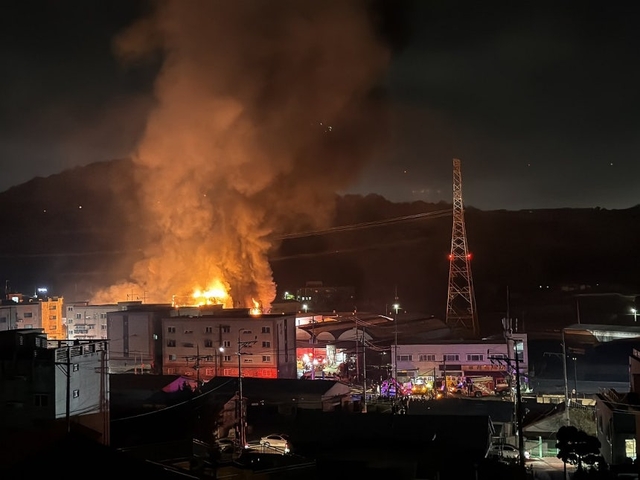 16일 오후 7시 38분쯤 경기 고양시 덕양구 관산동의 한 교회에서 불이 났다. 연합뉴스(독자 제공)
