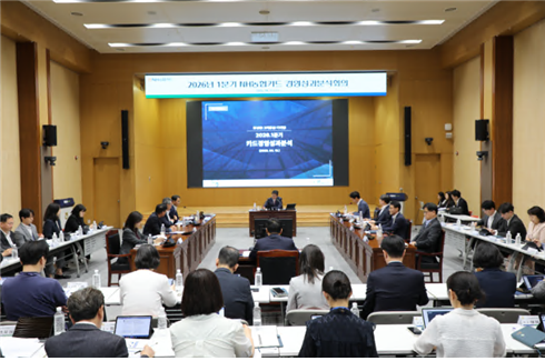 지난 15일 서울 중구 본사에서 진행된 ‘2026년 1분기 성과분석 및 체질개선 TF 보고회’에서 강태영 NH농협은행 은행장(가운데 정면)이 1분기 성과분석자료를 검토하고 있다. NH농협카드 제공