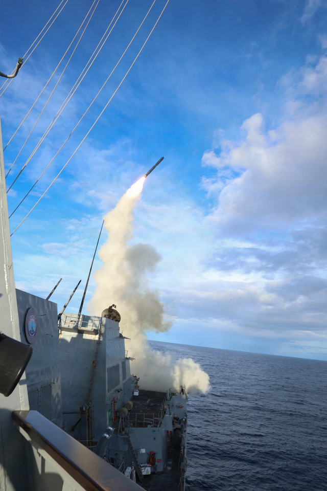 지난달 21일 유도미사일 구축함 ‘USS 토머스 허드너’가 ‘장대한 분노’(Epic Fury) 작전 지원을 위해 토마호크 미사일을 발사하고 있다. 미 해군 제공, 로이터 연합뉴스