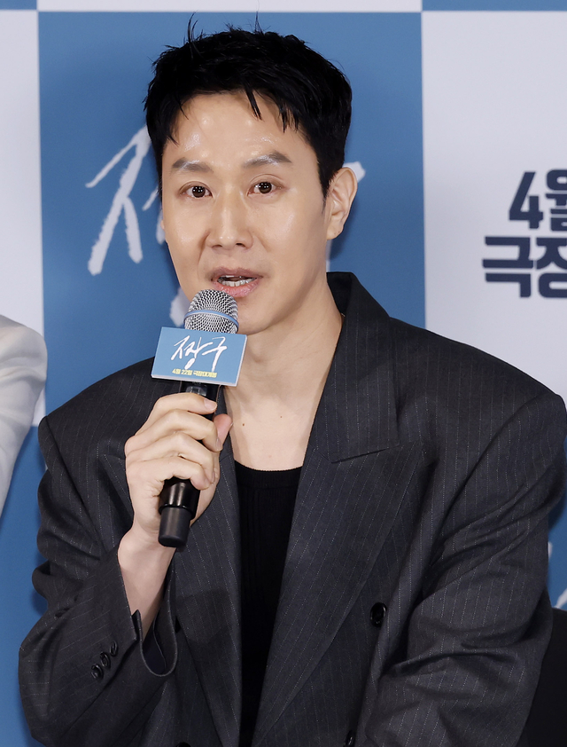 배우 정우가 16일 서울 용산구 CGV용산아이파크몰에서 열린 영화 ‘짱구’ 언론시사회에서 인사말을 하고 있다. 뉴시스