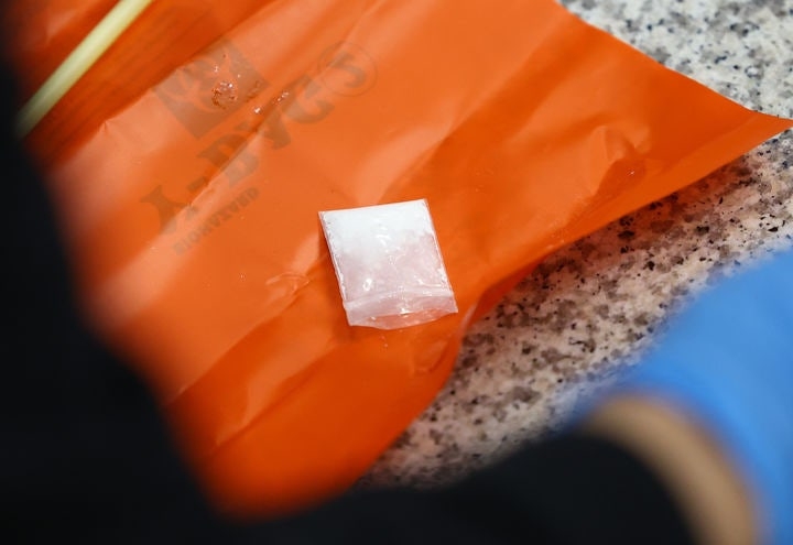 [속보]인천공항 입국장 앞 하얀가루…떨어진 마약 포착, 관계기관 수사 착수