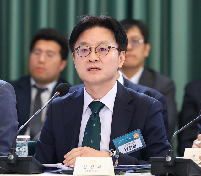 김정관 산업통상부 장관이 15일 청와대에서 이재명 대통령 주재로 열린 규제합리화위원회 제1차 전체회의에서 5극3특 지원을 위한 메가특구 추진방안을 보고하고 있다. 연합뉴스