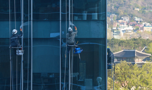 빌딩 외벽도 ‘봄맞이 샤워’