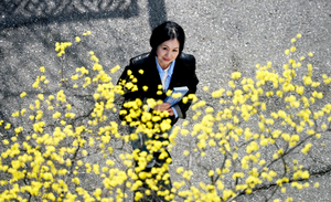 “문 너머 있을 사람 배려하듯… 타인과 함께 살고 싶어 글 써”[M 인터뷰]