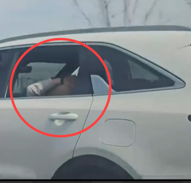 양손을 떼고 주행하는 운전자 모습.  온라인 커뮤니티 캡처.