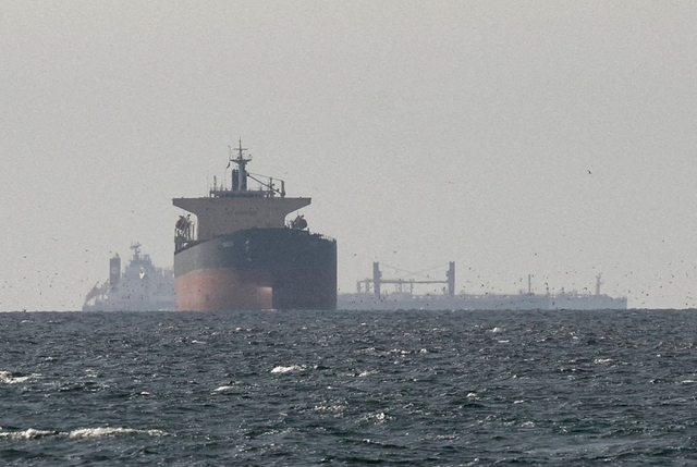 지난 11일(현지시간) 아랍에미리트(UAE) 라스알카이마 북부에서 바라본 호르무즈 해협 인근 걸프만의 화물선들. 로이터 연합뉴스