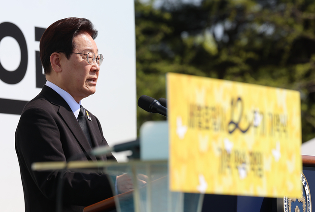 이재명 대통령이 16일 경기도 안산 화랑유원지에서 열린 세월호 참사 12주기 기억식에서 추도사를 하고 있다. 연합뉴스
