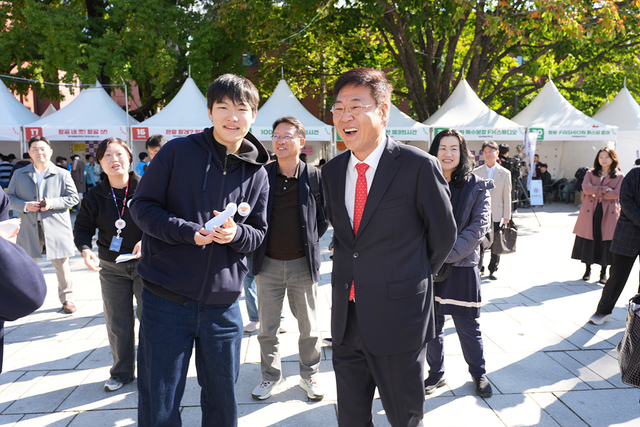 지난해 10월 22일 마로니에공원에서 열린 종로구 청소년 진로직업박람회 및 청소년 축제에서 정문헌 종로구청장이 활짝 웃고 있다. 종로구청 제공
