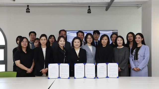 다이텍(DYETEC)연구원과 한양대, 연세대의 미래의류(AI) 연구소 설립 및 3자 공동운영을 위한 업무협약(MOU) 체결 모습. 다이텍(DYETEC)연구원 제공