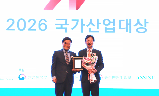 민재홍(오른쪽) 덕성여대 총장이  16일 서울 서초구 양재동 엘타워에서 열린 ‘2026 국가산업대상’ 시상식에서 인재육성부문 대상을 수상한 뒤 기념사진을 찍고 있다. 덕성여대 제공