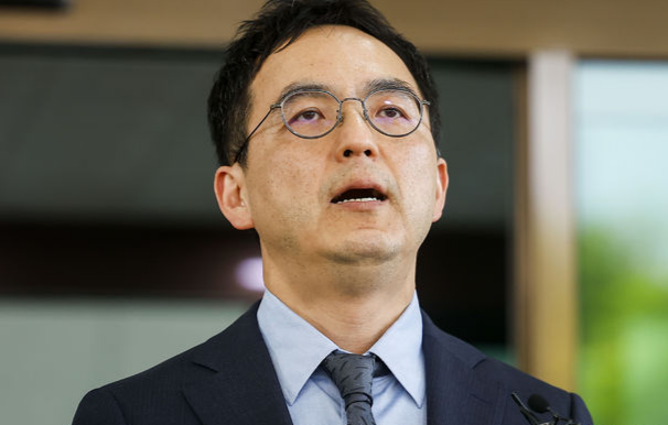구자현 검찰총장 직무대행이 17일 서울 서초구 대검찰청 앞에서 국회에서 진행 중인 윤석열 정권 정치검찰 조작기소 의혹 사건 진상규명 국정조사와 관련해 입장을 밝히고 있다.  뉴시스