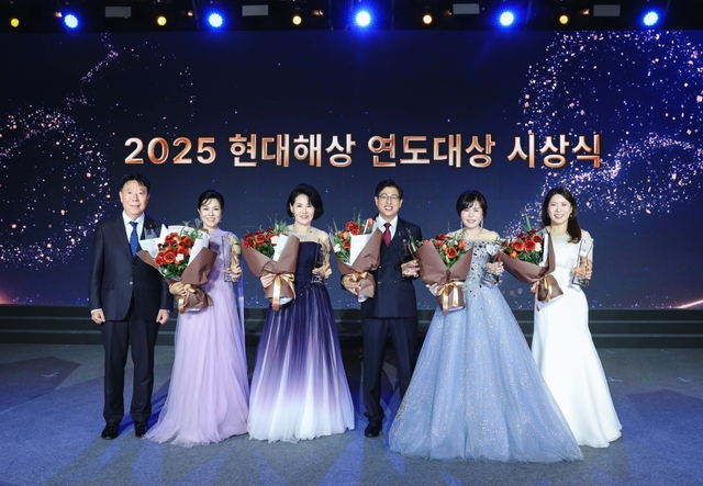 16일 서울 워커힐 호텔에서 열린 ‘2025 현대해상 연도대상 시상식’에서 이석현(왼쪽부터) 대표이사, ‘현대명장’ 이경희·남상분·한성주·방미자·강여량 씨가 기념사진을 촬영하고 있다.   현대해상 제공
