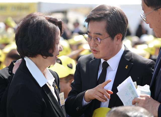 김동연(오른쪽) 경기지사와 추미애 더불어민주당 경기지사 후보가 16일 경기도 안산 화랑유원지에서 열린 세월호 참사 12주기 기억식에서 대화하고 있다. 연합뉴스
