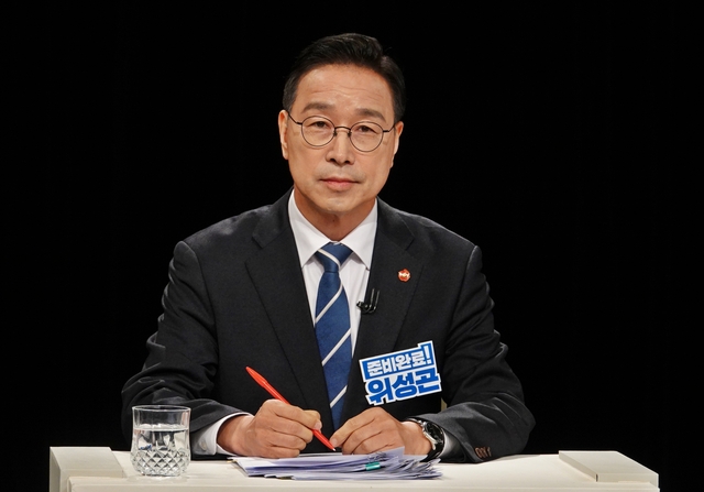 위성곤 더불어민주당 제주도지사 경선후보가 7일 오후 KBS제주방송총국에서 열린 더불어민주당 제주도지사선거 경선후보 토론회에 참석하고 있다. 뉴시스