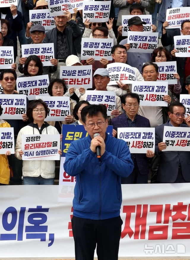 ‘민주당 전북도지사 경선’ 관련 단식 농성중인 안호영 더불어민주당 의원이 17일 서울 여의도 국회 본청 계단 앞에서 열린 ‘경선 식사비 대납 의혹 재감찰 촉구 전북도민 담화문 발표 기자회견’에서 발언을 하고 있다. 뉴시스