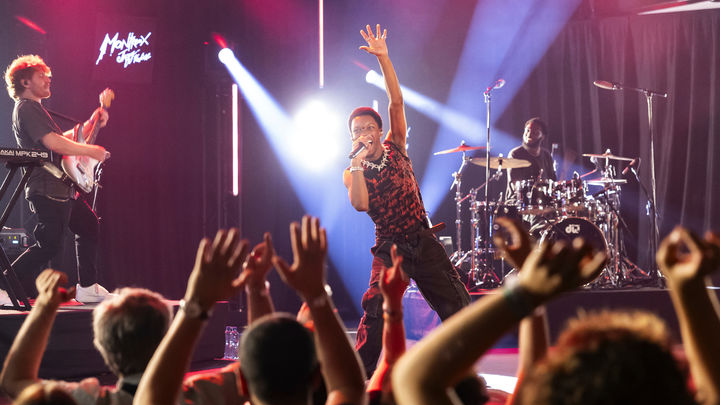 유명 가수, 10대 소녀 살인 혐의로 체포