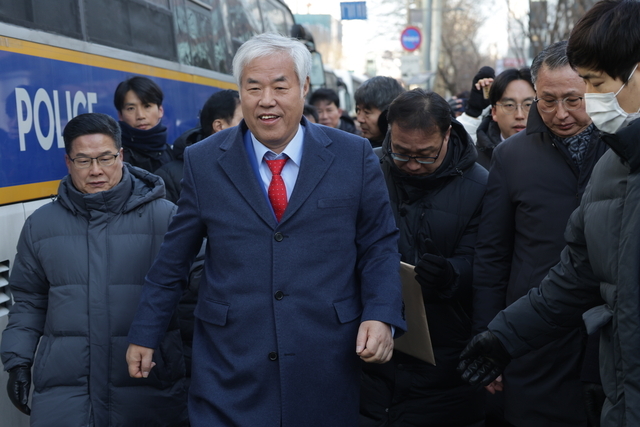 특수공무집행방해 교사 등의 혐의로 구속영장이 청구된 전광훈 목사가 지난 1월 13일 오전 서울 마포구 서울서부지방법원에서 열린 구속 전 피의자 심문(영장실질심사)에 출석하기 전 기자회견을 갖고 있다. 백동현 기자