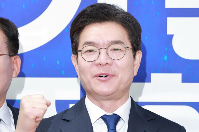 정원오 더불어민주당 서울시장 후보가 4월 17일 서울 용산구 민주당 강태웅 용산구청장 후보 선거사무소에서 사진을 찍고 있다. 연합뉴스