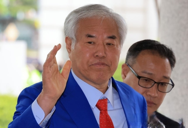 서울서부지법 난동 사태 배후로 지목돼 구속기소 뒤 보석으로 풀려난 전광훈 사랑제일교회 목사가 17일 서울 마포구 서울서부지법에서 열린 재판에 출석하고 있다. 연합뉴스