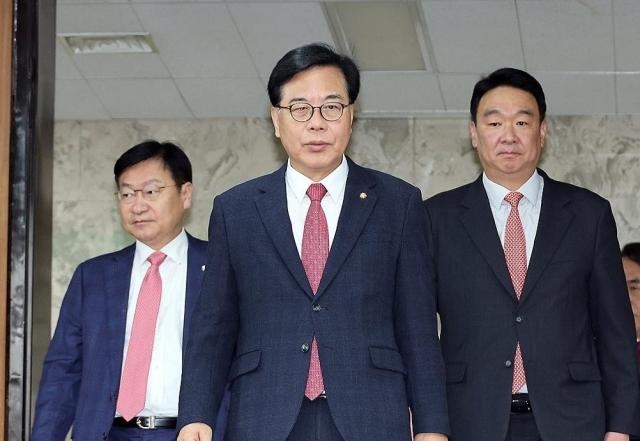 송언석(가운데) 국민의힘 원내대표가 4월 17일 국회에서 열린 원내대책회의에 입장하고 있다. 연합뉴스