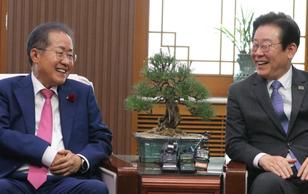 이재명(오른쪽) 대통령과 홍준표 전 대구시장이 대화 중 미소를 보이고 있다. 연합뉴스
