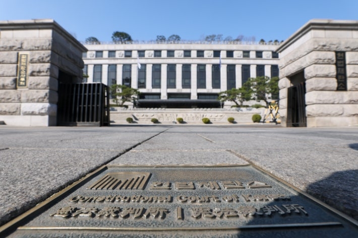 스토킹에 신체접촉 의혹까지…헌법재판소 왜 이래