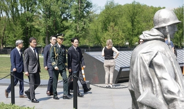 미국을 방문 중인 장동혁 국민의힘 대표가 지난 14일(현지시간) 한국전쟁 기념비를 참배하기 위해 길을 가고 있다. 연합뉴스