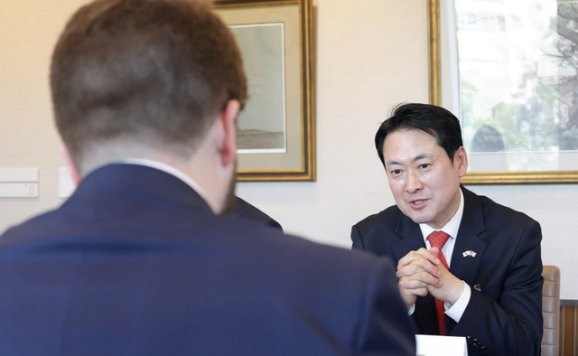 장동혁 국민의힘 대표가 16일(현지시간) 미국 국무부 차관보와 면담하는 모습. 국민의힘 제공