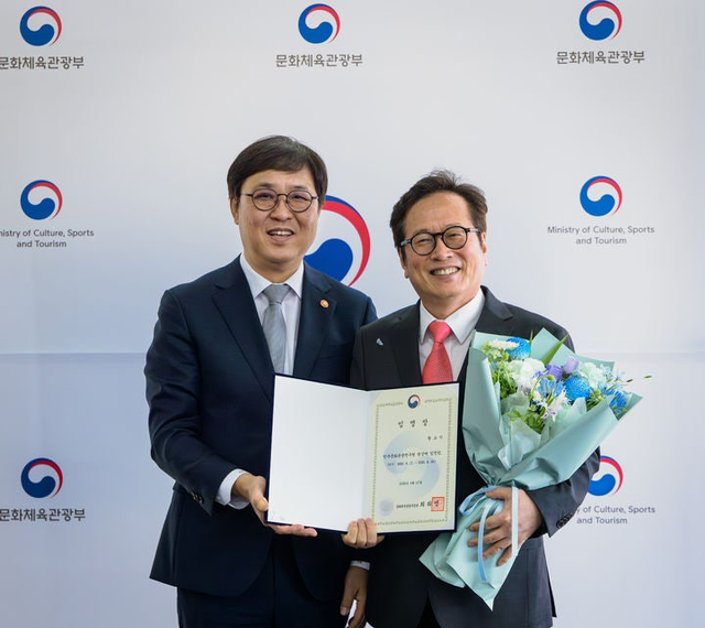 최휘영(왼쪽) 문화체육관광부 장관이 지난 17일 황교익 신임 한국문화관광연구원장에게 임명장을 수여하고 있다. 문화체육관광부 제공