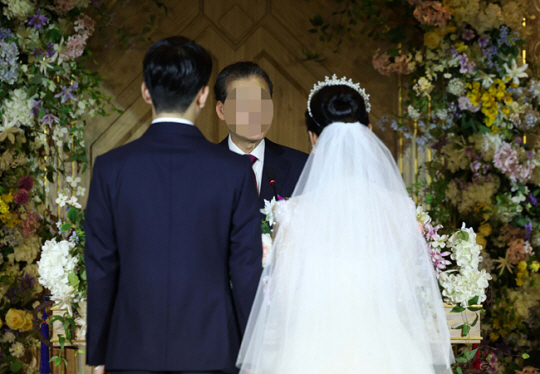 결혼식을 하는 커플. 기사 내용과 관련 없음. 뉴시스