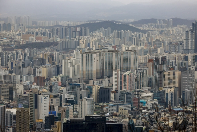 서울 중구 남산에서 서울시내 아파트가 보이고 있다. 뉴시스