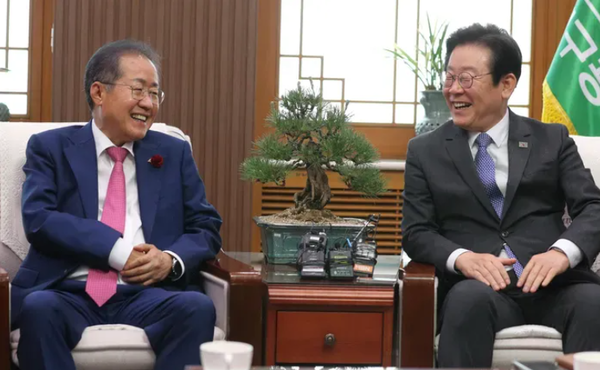 이재명 대통령이 더불어민주당 대표 시절이던 2023년 5월 10일 대구시 청사를 찾아 홍준표 당시 대구시장과 면담하고 있다.  연합뉴스