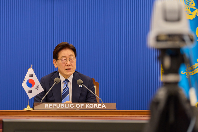 이재명 대통령이 4월 17일 청와대에서 프랑스·영국이 주도하는 호르무즈 해협 자유항행에 관한 화상 정상회의를 하고 있다.  청와대 제공