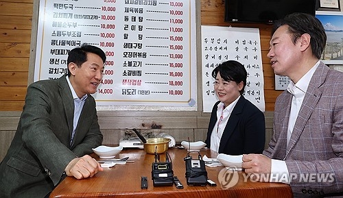 국민의힘 서울시장 후보인 오세훈 서울시장이 19일 서울 종로구 한 식당에서 서울시장 경선을 펼친 윤희숙 전 의원, 박수민 의원과 오찬을 하고 있다. 연합뉴스