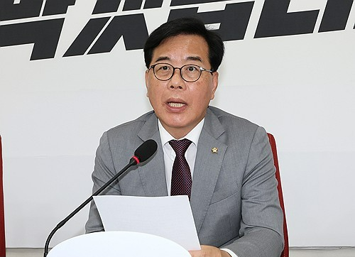 송언석 국민의힘 원내대표가 19일 국회 원내대표실에서 기자회견을 열고 부동산 양도세 장기보유특별공제 폐지, 대장동 사건, 지방선거 관련 입장을 밝히고 있다. 연합뉴스