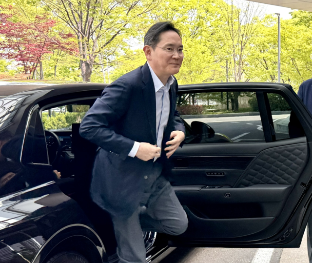 이재용 삼성전자 회장이 인도·베트남 경제사절단 동행을 위해 19일 서울 강서구 서울김포비즈니스항공센터(SGBAC)를 통해 출국하고 있다. 연합뉴스