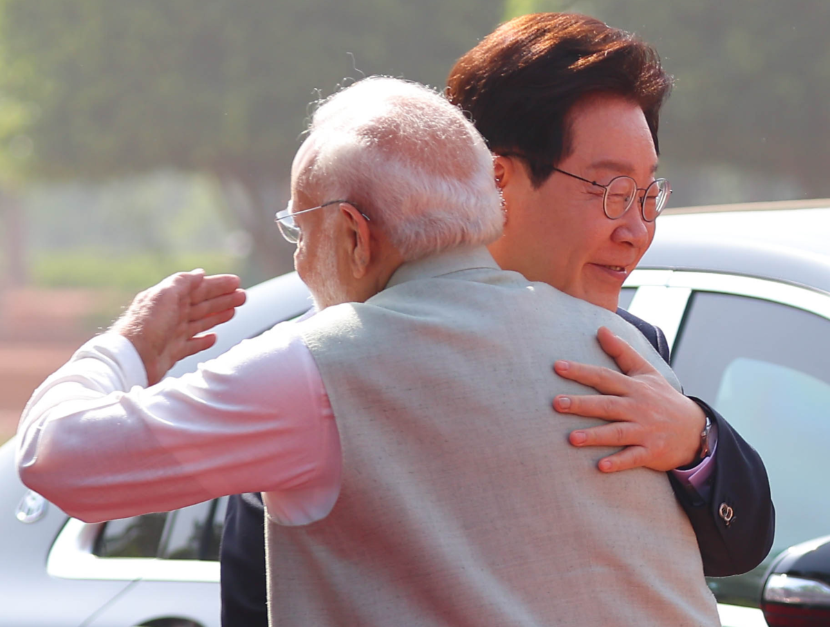 ‘와락’ 李대통령 껴안은 모디 총리…곧 정상회담 시작