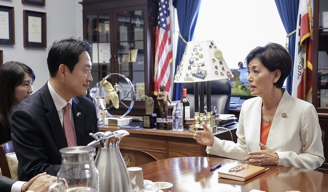 미국을 방문 중인 국민의힘 장동혁 대표가 14일(현지시간) 워싱턴DC 동아태 소위원장인 한국계 영 김 하원의원 집무실에서 김 하원의원과 면담하고 있다. 국민의힘 제공
