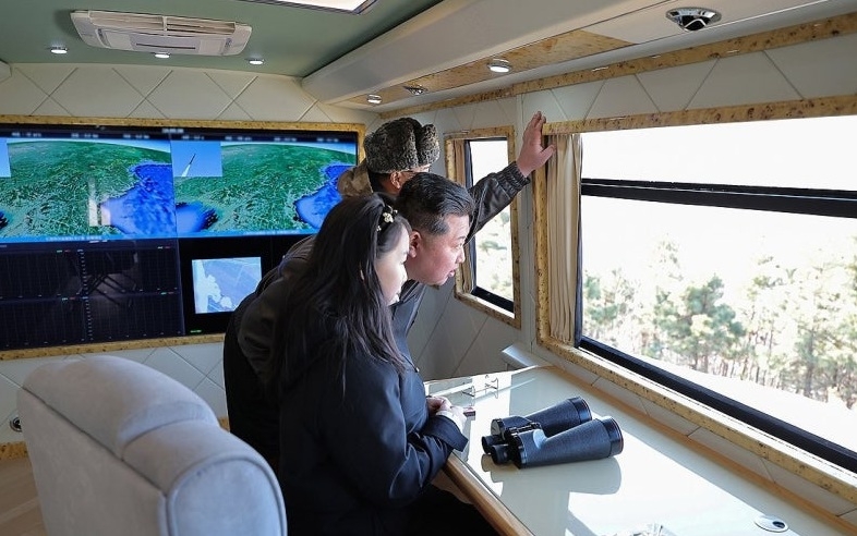 [속보]北, 집속탄두 장착 탄도미사일 시험발사…김정은 “특정 표적타격 증대 의의, 만족”