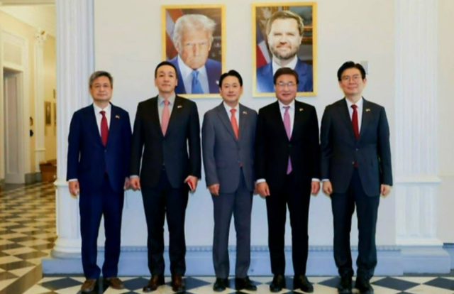 미국을 방문한 장동혁 국민의힘 대표가 도널드 트럼프 대통령 초상화 앞에서 기념 촬영 하고 있다. 국민의힘