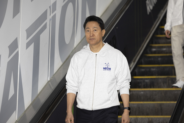 오세훈 서울시장이 20일 서울 영등포구 여의도 지하철 5호선 여의나루역 러너스테이션에서 열린 서울시민 비만율 저감방안 현장 발표회장으로 이동하고 있다. 뉴시스