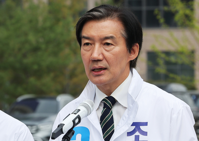 조국 조국혁신당 대표가 20일 경기도 평택시 고덕면 KTX 경기남부역사 예정 부지 앞에서 열린 현장 최고위원회의에서 발언하고 있다. 연합뉴스