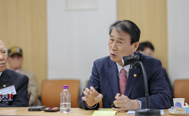권오을 국가보훈부 장관이 7일 오후 경북 칠곡군 호국평화기념관에서 광복회와 상이군경회 등 칠곡지역 10개 보훈단체장들과 현장 소통 간담회를 하고 있다. 국가보훈부 제공