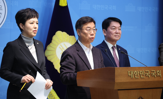 왼쪽부터 김은혜 국민의힘 의원, 신상진 성남시장, 안철수 의원. 뉴시스