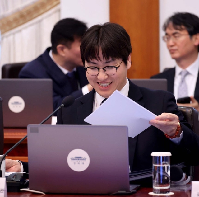 하정우 AI미래기획수석이 9일 청와대에서 열린 수석보좌관회의에 참석하고 있다. 청와대사진기자단